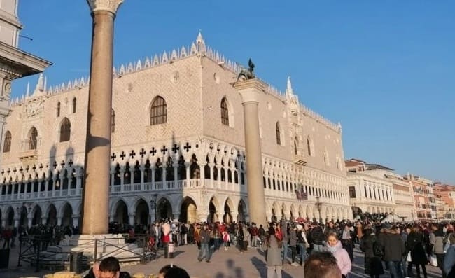 Vergogna a Venezia, studenti di Napoli insultati: “Terroni, tornatevene a casa”