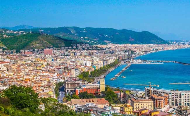 Capodanno a Salerno un flop? La replica pungente di Pippo Pelo con tanto di foto