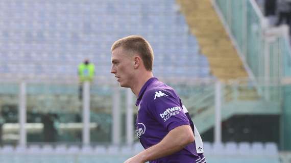 Gudmundsson con la maglia del Napoli sui social, i tifosi viola insorgono: “Togli quella m….!”