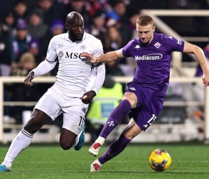Il Napoli in pressing sulla Fiorentina per il difensore Comuzzo: rifiutata un’offerta da 20 milioni (Di Marzio)