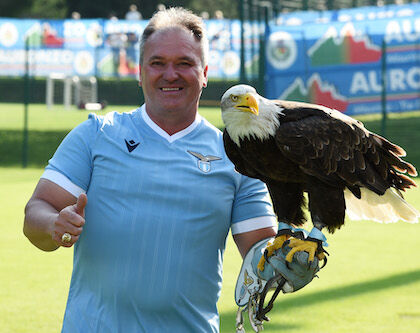 Il falconiere della Lazio si è chiuso dentro Formello e lancia grida disperate (Corriere della Sera)