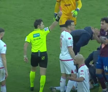 Il razzismo torna a infestare la Serie B: Reggiana-Bari sospesa per 7′ per gli ululati contro Dorval