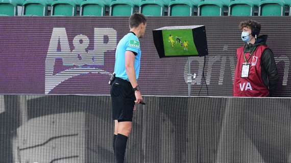 Inghilterra, altre sperimentazioni VAR: in Carabao Cup arbitri spiegheranno decisioni allo stadio