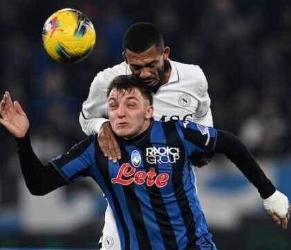 La Gazzetta la mette sulla praticità e sul presunto operaismo del Napoli: tre tiri, tre gol