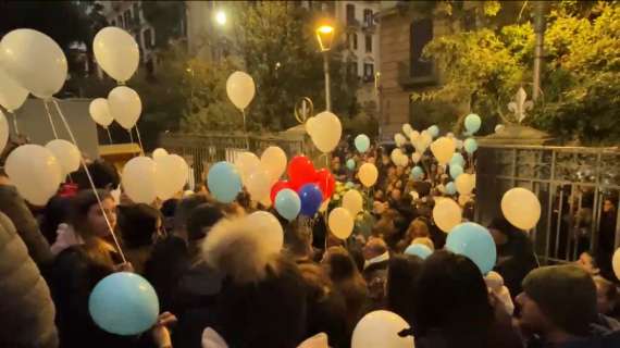 L’ultimo saluto a Daniele: bagno di folla e delegazione del Napoli ai funerali del piccolo tifoso