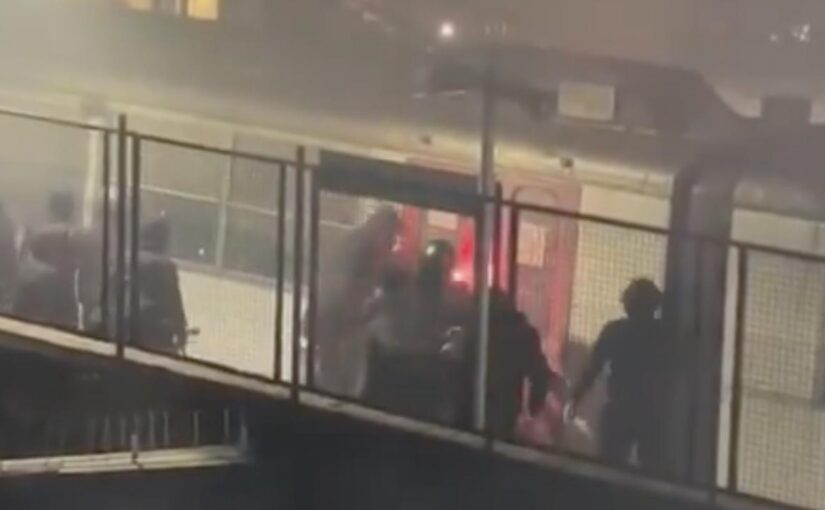 Shock a Castellammare, assalto alla Circumvesuviana: feriti tifosi del Sorrento da aggressori incappucciati | VIDEO