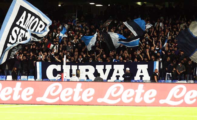 Striscione ultras durante Napoli-Verona: messaggio contro i divieti di trasferta