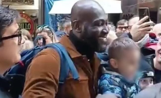 “C’è Lukaku!”, tanti napoletani gli chiedono selfie e autografi. Ma non è Big Rom