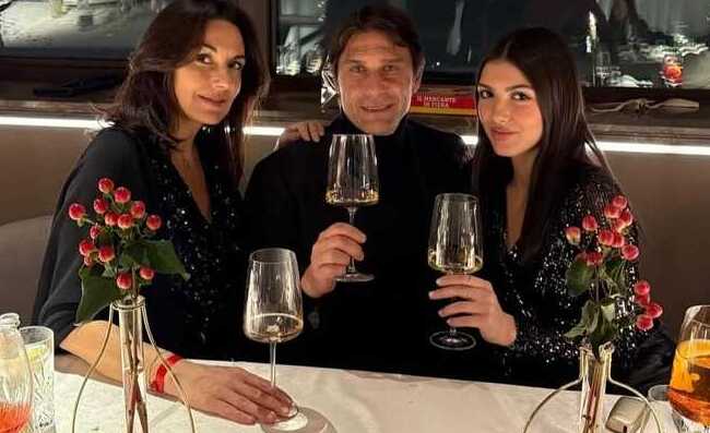 Conte, primo Capodanno a Napoli. Il mister estasiato dai fuochi d’artificio (VIDEO)