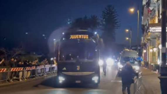 Juventus arrivata in hotel a Napoli: ecco l’accoglienza dei tifosi