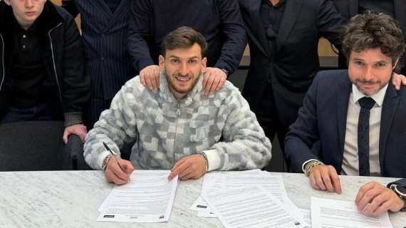 Kvara al PSG, lo scatto della firma: presenti anche l’agente e Zaccardo