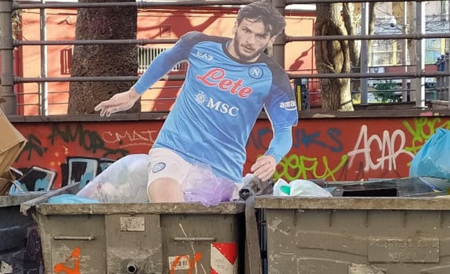 Kvara finisce nel cassonetto dell’immondizia. I tifosi del Napoli si spaccano: “Così è troppo”
