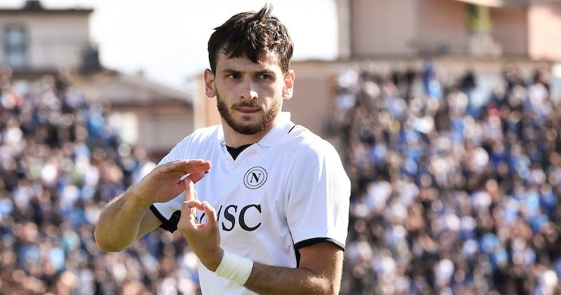Kvara saluta Napoli: l’ultimo dribbling  è un abbraccio