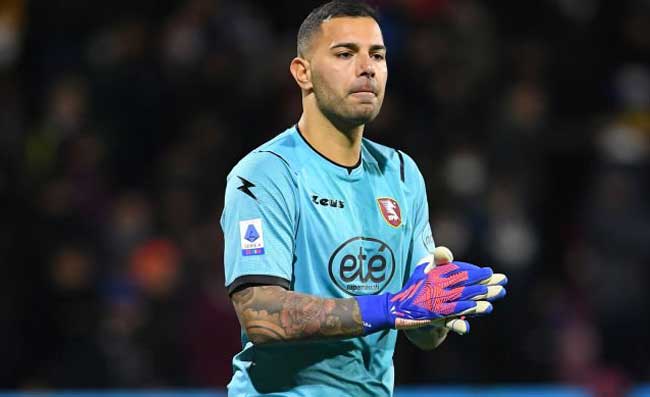 La Salernitana perde ancora, tifosi furiosi con Sepe: “Disastro, se ne andasse via con la sua Ferrari”