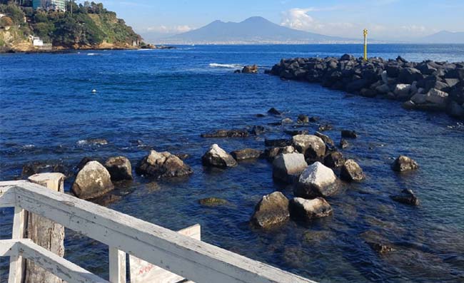 Napoli, primo dell’anno o Pasquetta? Clima meraviglioso, c’è chi si fa il bagno