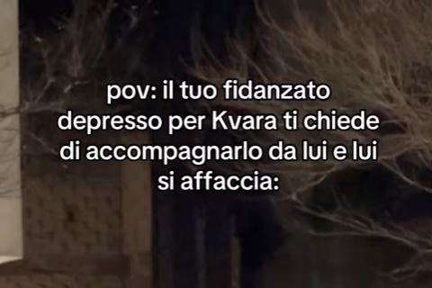 “Non andare al PSG!”, un tifoso ‘depresso’ va sotto casa di Kvara e lui si affaccia