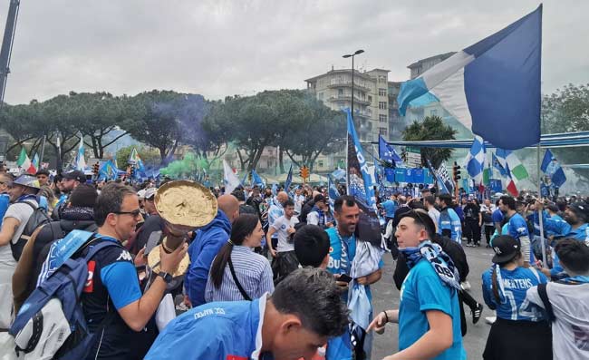 A Napoli in tanti stanno scendendo dal carro: una divertente tristezza!