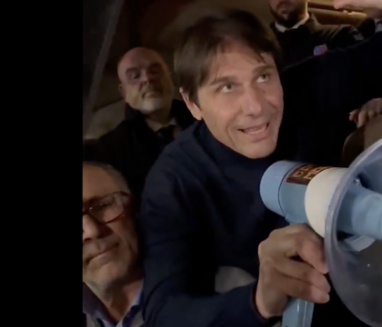 Conte carica i suoi, i suoi giocatori e i tifosi che stanno con lui e con il suo Napoli