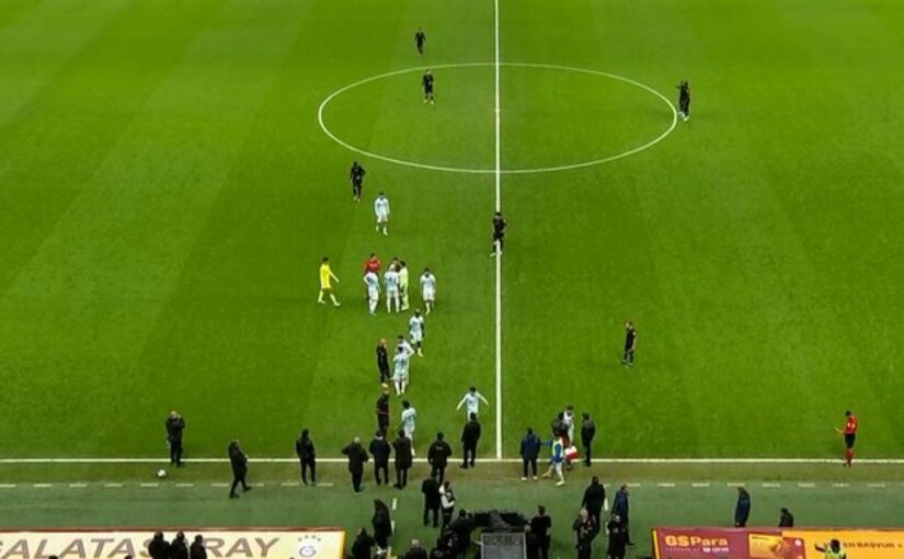 Galatasaray-Adana, simulazione di Mertens: gli avversari si ritirano dal campo! Partita sospesa | VIDEO