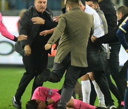 Il complottismo ha ormai invaso il calcio in Europa, chiunque crede di essere vittima di forze oscure (Athletic)