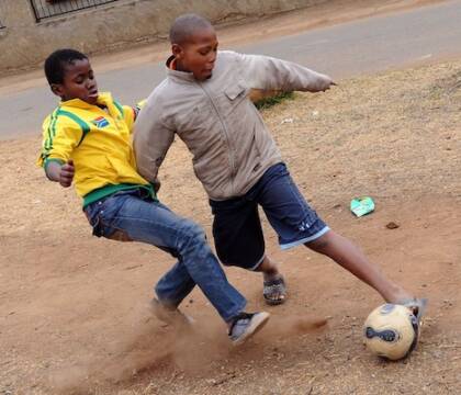 Vietare ai bambini di giocare a pallone per strada è la più grande delle profanazioni moderne (El Paìs)
