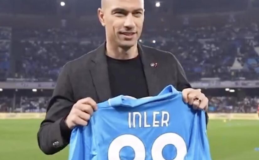 Inler torna al Maradona, omaggio per l’ex centrocampista del Napoli | VIDEO