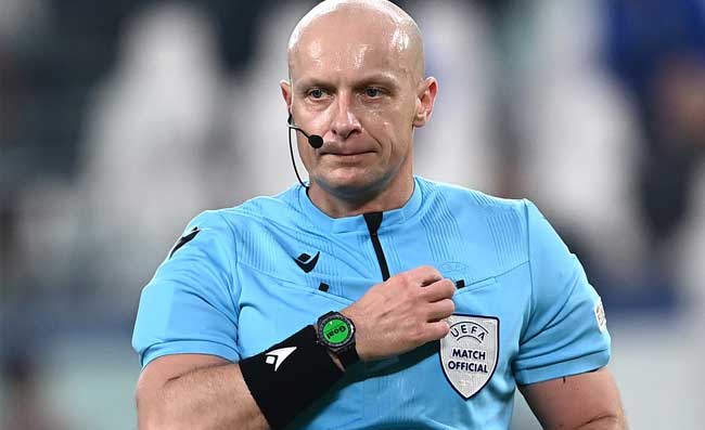 Milan furioso con Marciniak, l’arbitro che non vide il rigore su Lozano al Maradona