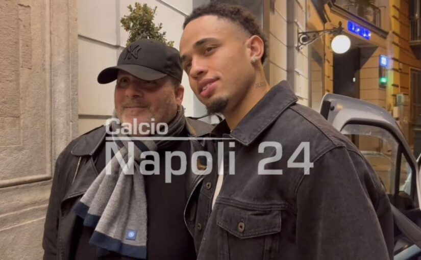 Okafor a Napoli, primo abbraccio coi tifosi: “Sono molto felice, non vedo l’ora! Sul numero 9…” | VIDEO CN24