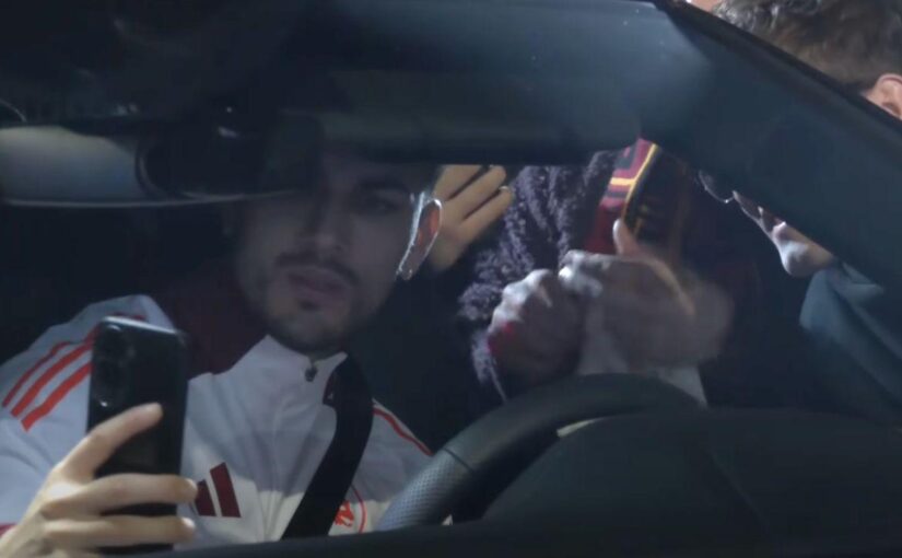 Paredes esulta così coi tifosi della Roma dopo il pari col Napoli | VIDEO CN24