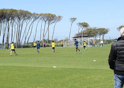 A noi che cosa interessa del centro sportivo del Napoli? È in atto l’ennesimo delirio collettivo