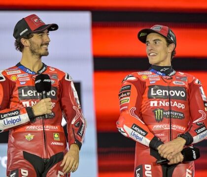 Bagnaia così lento è un caso anche per L’Equipe. Il veterano in Ducati sembra Marquez