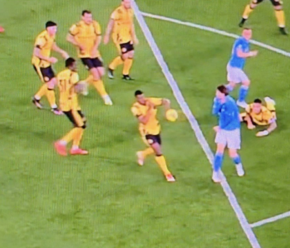 Basta rigorini, per i falli di mano che non bloccano un gol diamo la punizione a due in area (Süddeutsche)