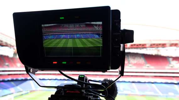 Calcio in Tv, le gare trasmesse oggi: si riparte alle 15! Chiudono Roma e Real