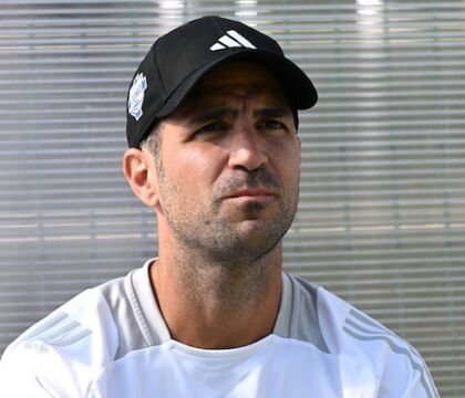 Fabregas esplode con un giornalista: «Per te è fuorigioco? Sei milanista?»