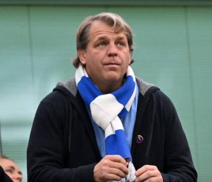 I tifosi del Chelsea denunciano il presidente Boehly: “la sua azienda fa bagarinaggio, la Premier intervenga”