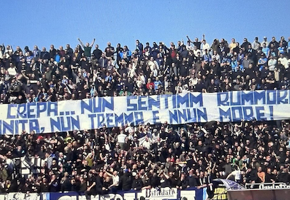 I tifosi del Napoli rispondono con uno striscione ai cori offensivi dei supporter del Venezia