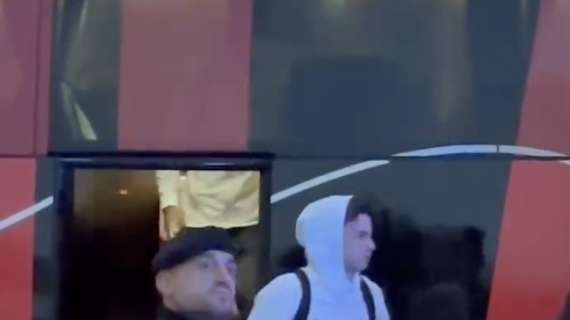 Il Milan è arrivato a Napoli: pochi i tifosi ad accogliere la squadra rossonera