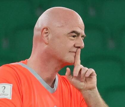 Infantino regala i Mondiali alla beatificazione di Trump, tipo Mussolini nel 1934 (Guardian)