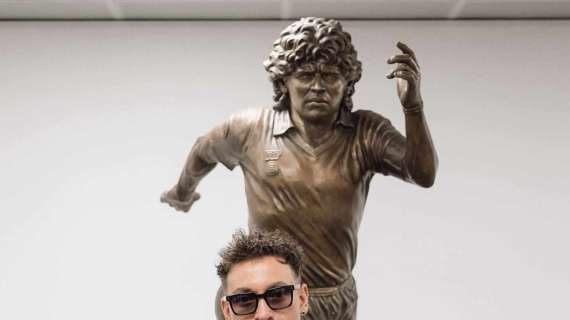 Lavezzi torna al Maradona: il Pocho in posa davanti alla statua di Diego