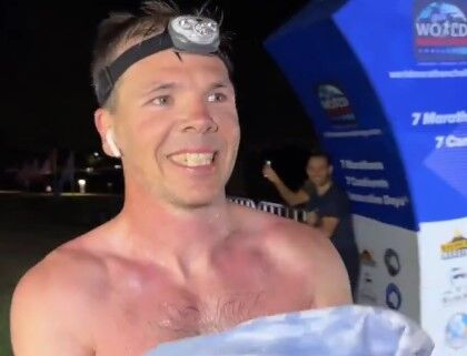 L’uomo che ha corso 7 maratone in 7 giorni in 7 continenti: «Mangiavo due Mars e via» (VIDEO)