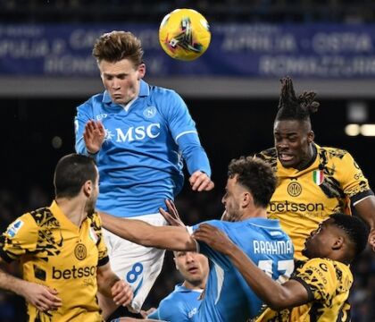 Napoli-Inter, 12 mila euro di multa per lancio di bottiglie nel settore ospiti e per uno sputo al secondo di Inzaghi