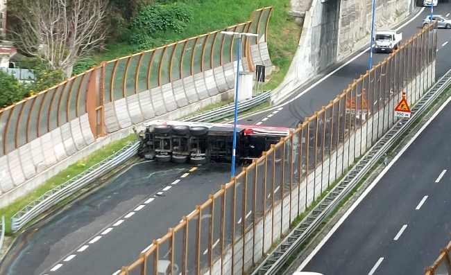Napoli, Tangenziale nel caos: tir si ribalta con liquido infiammabile. Tragedia sfiorata