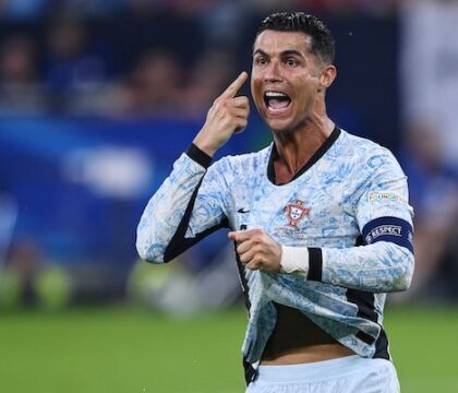 Ronaldo contro i giornalisti: «Domande irrispettose, guardatemi negli occhi mentre mi chiedete qualcosa»
