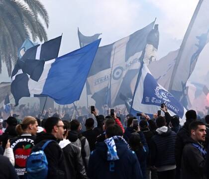 Ultras di Napoli e Lazio sfiorano lo scontro in autostrada – VIDEO