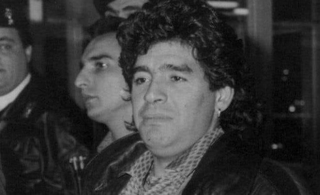 “Maradona fermato sul bus dai miliziani”. Il retroscena: “Li lasciarono andare solo quando…”