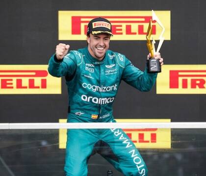 Alonso, il volante della Aston Martin si stacca in piena curva e lo riattacca al volo (Video)