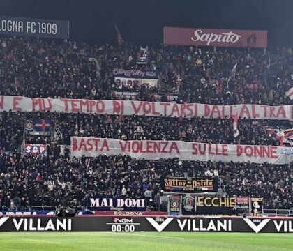 Bologna-Napoli, scontri tra polizia e ultras napoletani: mazze, bombe carta e un agente ferito