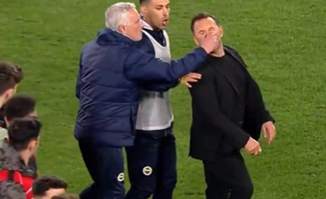 Clamoroso Mourinho, aggredisce Okan Buruk. Il tecnico del Galatasaray stramazza al suolo