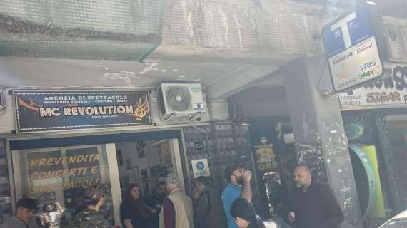 Febbre per Napoli-Genoa: tifosi in fila dal mattino per accaparrarsi un biglietto