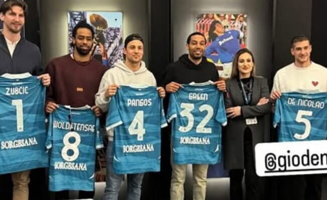 Giocatori del Napoli Basket al Maradona, in dono la maglia Partenope